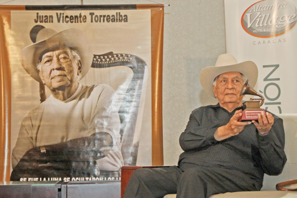 El-maestro-Juan-Vicente-Torrealba-recibió-la-estatuilla-del-Grammy-Latino (1)