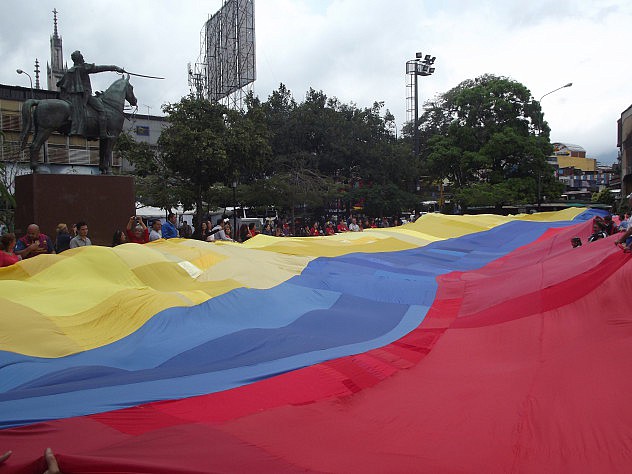 El manto tricolor cubrió la plaza Bolívar