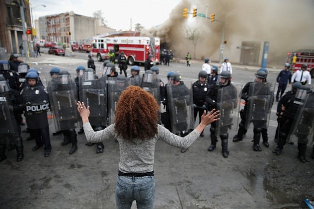 Una mujer enfrenta a la policía de Baltimore en los disturbios posteriores al funeral de Freddie Gray la semana pasada.