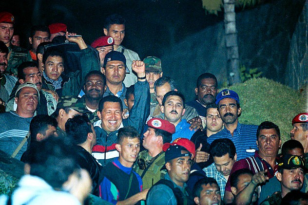 El presidente Hugo Chávez al llegar a Miraflores tras ser rescatado de La Orchila el 14 de abril de 2002. Foto: Ernesto Morgado