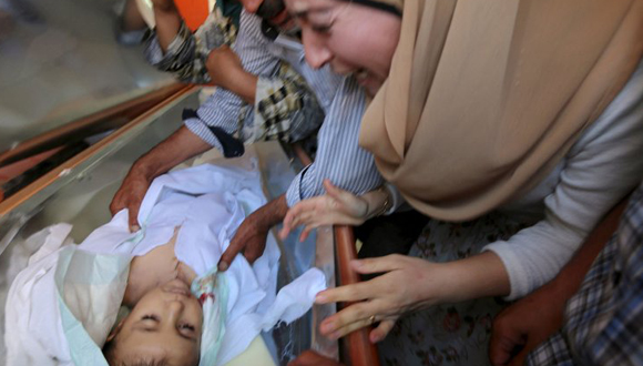 Una-tía-del-niño-se-desespera-ante-su-cuerpo-sin-vida-.Foto-Reuters