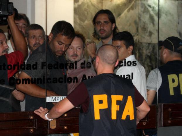 El extitular de la Afsca, Martín Sabbatella, sale del edificio tras la intervención decretada por el gobierno de Mauricio Macri.