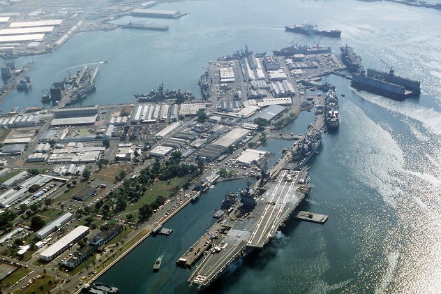 Foto de la base naval estadounidense en Subic, Filipinas, tomada el 1 de enero de 1993. En ella se aprecia el portaviones estadounidense USS Enterprise. 