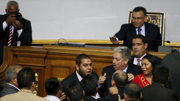 Juan Requesens (C), deputy of Venezuelan coalition of opposition parties (MUD), argues with deputies of Venezuela's United Socialist Party (PSUV) during a session of the National Assembly in Caracas January 5, 2016. REUTERS/Carlos Garcia Rawlins