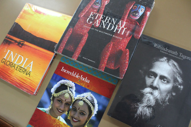 DonaciÃ³n de libros de la India a la BNV14