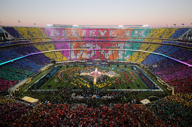 SANTA CLARA, CA - FEBRUARY 07: Coldplay, Beyonce and Bruno Mars performs during the Pepsi Super Bowl 50 Halftime Show at Levi's Stadium on February 7, 2016 in Santa Clara, California. (Photo by Ezra Shaw/Getty Images) ** OUTS - ELSENT, FPG, CM - OUTS * NM, PH, VA if sourced by CT, LA or MoD **