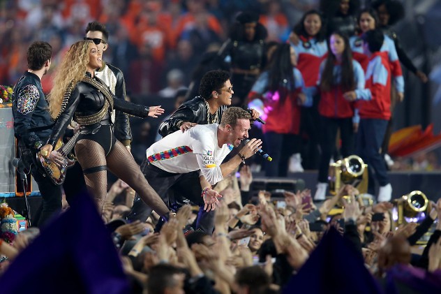 SANTA CLARA, CA - FEBRUARY 07: (L-R) Beyonce, Chris Martin of Coldplay, and Bruno Mars perform during the Pepsi Super Bowl 50 Halftime Show at Levi's Stadium on February 7, 2016 in Santa Clara, California. (Photo by Andy Lyons/Getty Images) ** OUTS - ELSENT, FPG, CM - OUTS * NM, PH, VA if sourced by CT, LA or MoD **