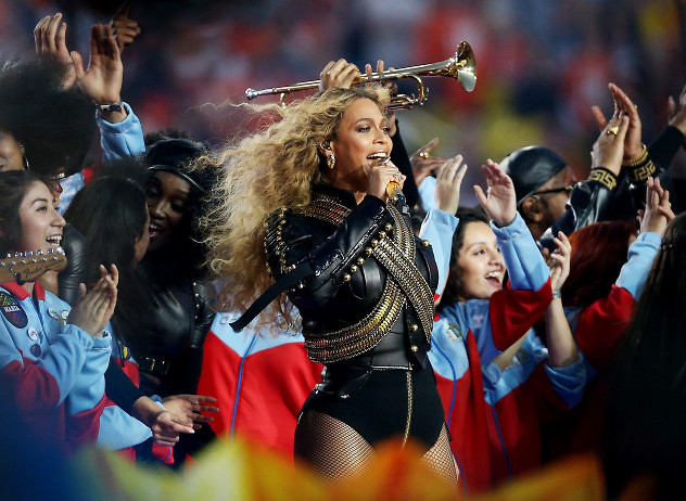 SANTA CLARA, CA - FEBRUARY 07: Beyonce performs during the Pepsi Super Bowl 50 Halftime Show at Levi's Stadium on February 7, 2016 in Santa Clara, California. (Photo by Patrick Smith/Getty Images) ** OUTS - ELSENT, FPG, CM - OUTS * NM, PH, VA if sourced by CT, LA or MoD **
