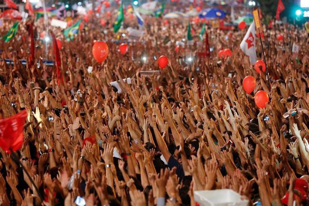 Brazos-manifestantes-mandataria-Lula-AP_CLAIMA20160318_0466_29