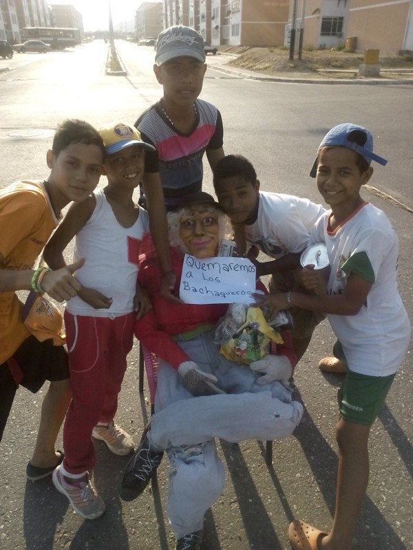 Los jóvenes de la C.S. La Mora, estado Aragua, copn un muñeco representando un "bachaquero". Foto: @yhonifrensalaza
