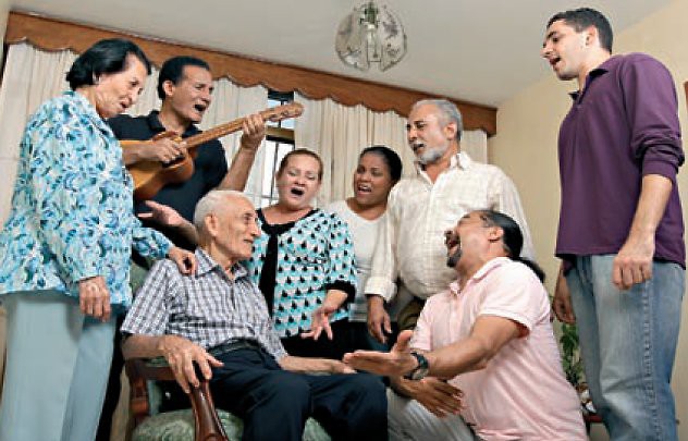 Alí García con su familia, en el grupo Cogollo. Foto: José Barrios Díaz, revista Ardentía (diario El Tiempo)