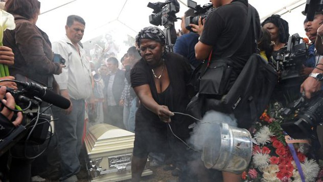 une-femme-realise-un-rituel-sacre-lors-de-l-enterrement-d-une-militante-ecologiste-hondurienne-berta-caceres-a-la-esperanza-au-honduras-le-5-mars-2016_5559115
