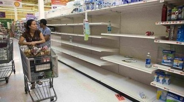 La instantánea del supermercado, recortada y pixelada como aparece en las webs de los medios y de la oposición venezolana, para evitar que puedan leerse los carteles en inglés.