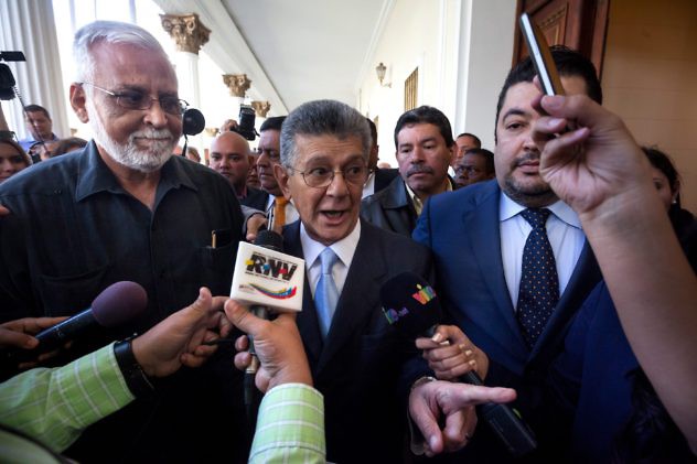 epa05098876 President of Venezuelan National Assembly (AN), Henry Ramos Allup (c), talks to the press after leaving the session of the AN in Caracas, Venezuela, on 12 January 2016. The ordinary session of the Venezuelan National Assembly, AN, was suspended for the day due the 'absence' of most of the deputies, , and was reescheduled for Wednesday. The ruling faction had plans to present a 'economic emergency decree' proposed by Venezuelan President Nicolas Maduro, while the opposition wanted to present, among other proposals, an amnesty law to release political prisoners. EPA/MIGUEL GUTIERREZ