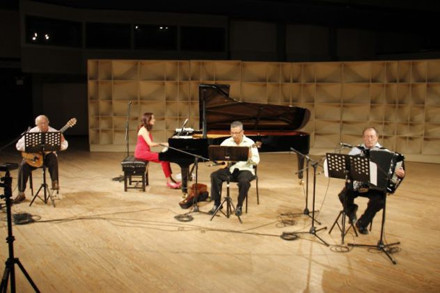 Clara_y_otros_músicos