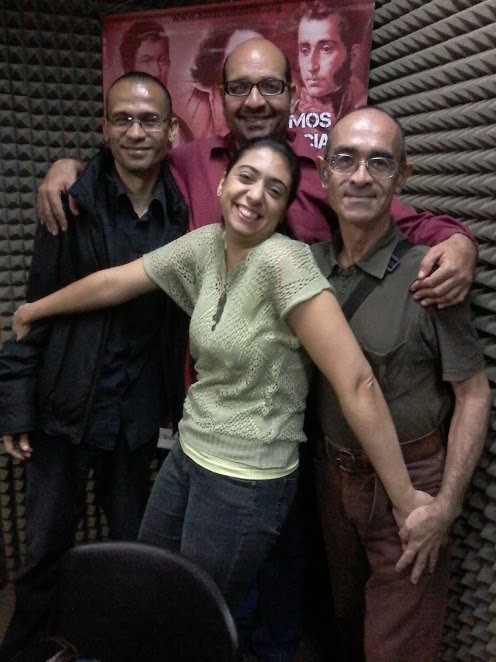 Carlos Herrera junto a los integrantes del programa "Teatro con tertulia" de Alba Ciudad. Foto vía ‏@miPuntoCritico