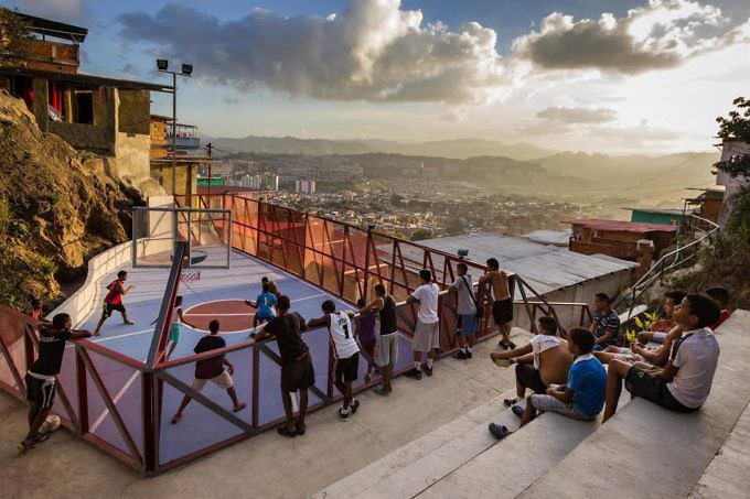 Jóvenes practicando baloncesto en la cancha del barrio Canaima, Los Frailes de Catia, Caracas.Cortesía José Bastidas.