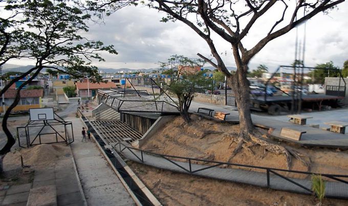 Aspecto de la construcción del Parque Industrial RED. Los Cerrajones, Barquisimeto, Venezuela.Cortesía Irina Urriola.