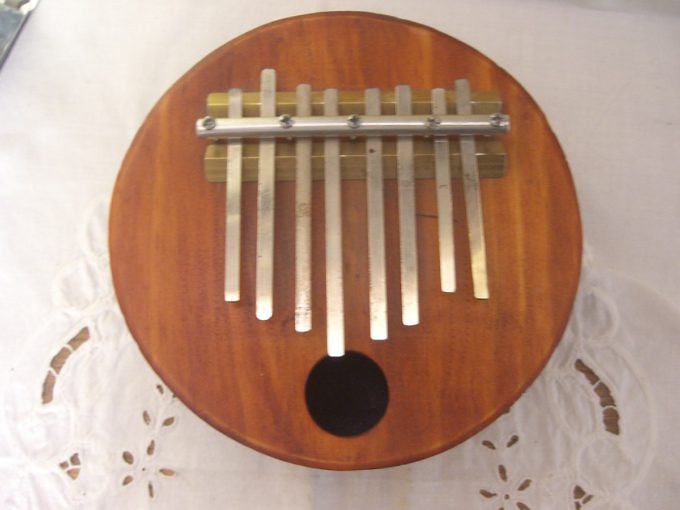 piano-de-pulgar-o-marimbula-instrumento-africano-d_nq_np_23245-mlc20245839675_022015-f