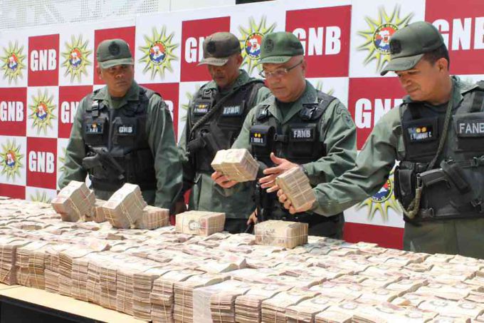 27 milones de bolívares en billetes de 100, decomisados por la GNB en octubre de 2015 a personas que presuntamente iban a traficar oro en la frontera con Brasil.