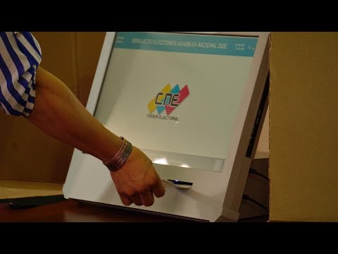 CNE presenta nuevas máquinas para las elecciones legislativas del 6 de diciembre
