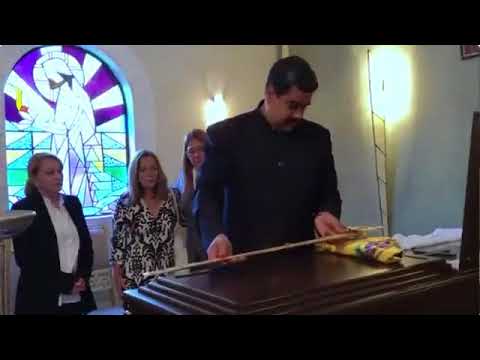 Maduro entrega réplica de la espada del Libertador a familiares de José Antonio Abreu