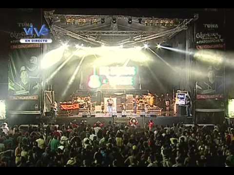 Celso Piña y Pato Machete cantan &quot;Los Caminos de la Vida&quot; y gritan: &quot;Arriba Chávez&quot;