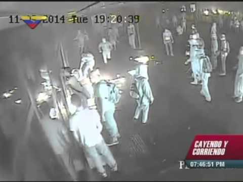 Opositores destruyen el Ministerio de Vivienda (cámaras de seguridad)