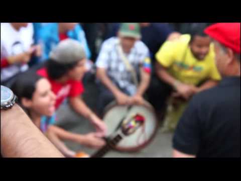 El Frente de Creadores Militantes y grupos de tambor acompañan al pueblo en capilla ardiente