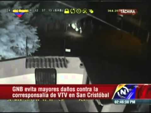 Vea cómo opositores violentos atacaron con molotovs la sede de VTV en Táchira