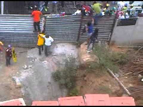 Así ingresaron los opositores a edificios de Misión Vivienda en la Av. Bolívar (1/2)