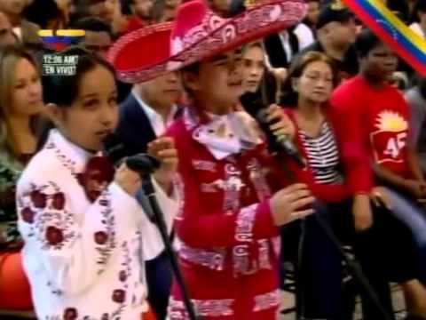 Niños le cantan a Chávez en capilla ardiente este 15 de marzo