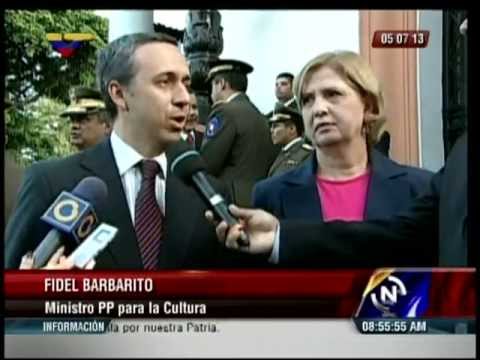 Ministra Maryann Hanson y ministro Fidel Barbarito en la izada de la bandera este 5 de Julio