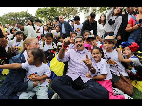 Maduro recibe en Miraflores bajada de los Reyes Magos y bandas show