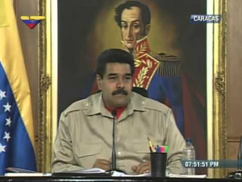 Ernesto Morgado muestra al Presidente Nicolás Maduro sus fotos del 12 y 13 de abril de 2002