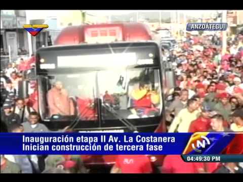 Presidente Nicolás Maduro recorre Anzoátegui en autobús, la gente lo saluda