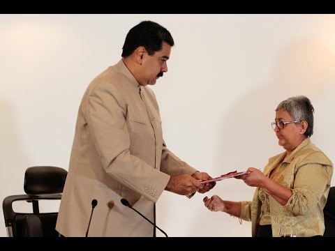 Presidente Maduro entrega en el CNE el decreto convocando a Asamblea Nacional Constituyente