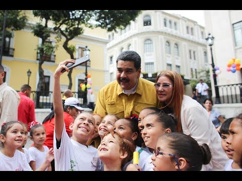 Maduro realiza acto con el Movimiento de Teatro César Rengifo en la Plaza Bolívar
