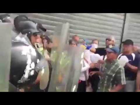 Agresiones en la &quot;marcha de los abuelos&quot; contra la Policía Nacional Bolivariana