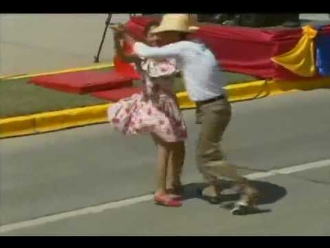 Misión Cultura baila joropo en el Desfile Bicentenario de Ezequiel Zamora