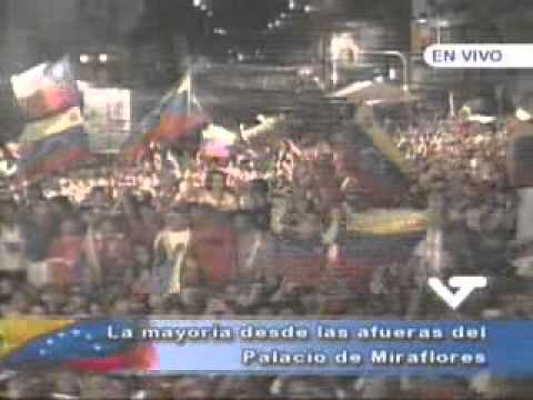 Chávez con el pueblo tras convocar a la Batalla de Santa Ines el 3 de junio de 2004