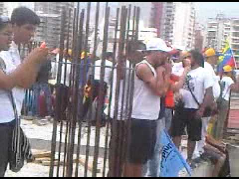 Así ingresaron los opositores a edificios de Misiòn Vivienda en la Av. Bolívar (2/2)