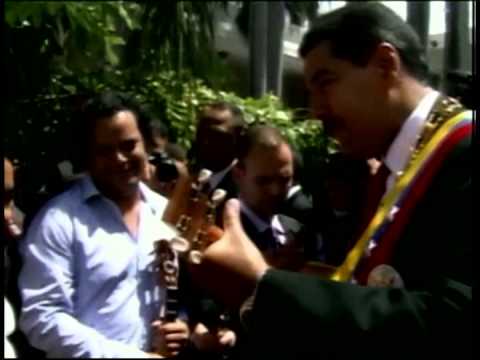 Vea al Presidente Maduro tocar un cuatro que le regala una niña al entrar al Parlamento