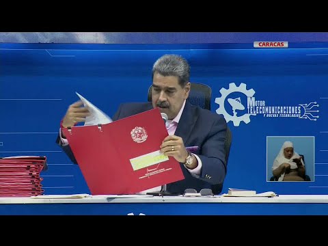 Maduro firma y lee Decreto de Emergencia Económica, 8 de abril de 2025