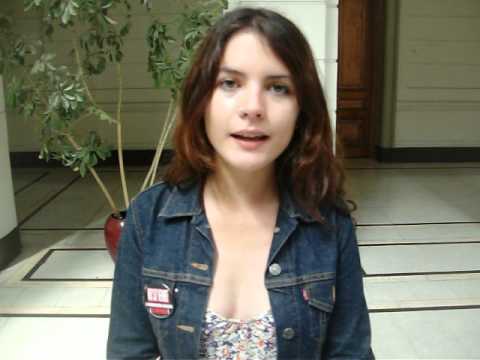 Camila Vallejo saluda a la juventud revolucionaria de Venezuela