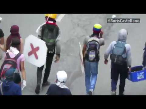 Alcalde de Chacao Ramón Muchacho camina con encapuchados llevando bombas molotov