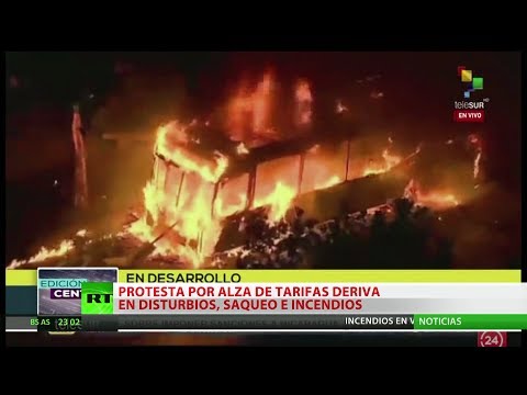 Explosión social en Santiago: Buses quemados, estaciones de metro y edificios en llamas