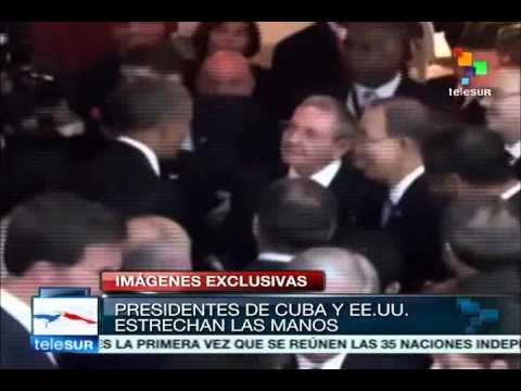 Barack Obama y Raúl Castro se saludan en la entrada de la Cumbre de las Américas 2015