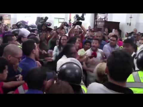 &quot;¡Chávez vive, la lucha sigue!&quot;, gritó el pueblo al Cardenal Urosa tras politizar misa del Nazareno