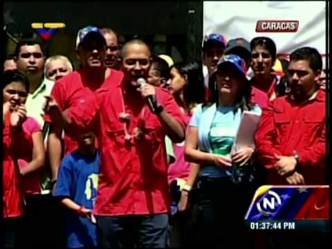 Ernesto &quot;Van Helsing&quot; Villegas se pone un collar de ajo para luchar contra el Vampiro Ledezma